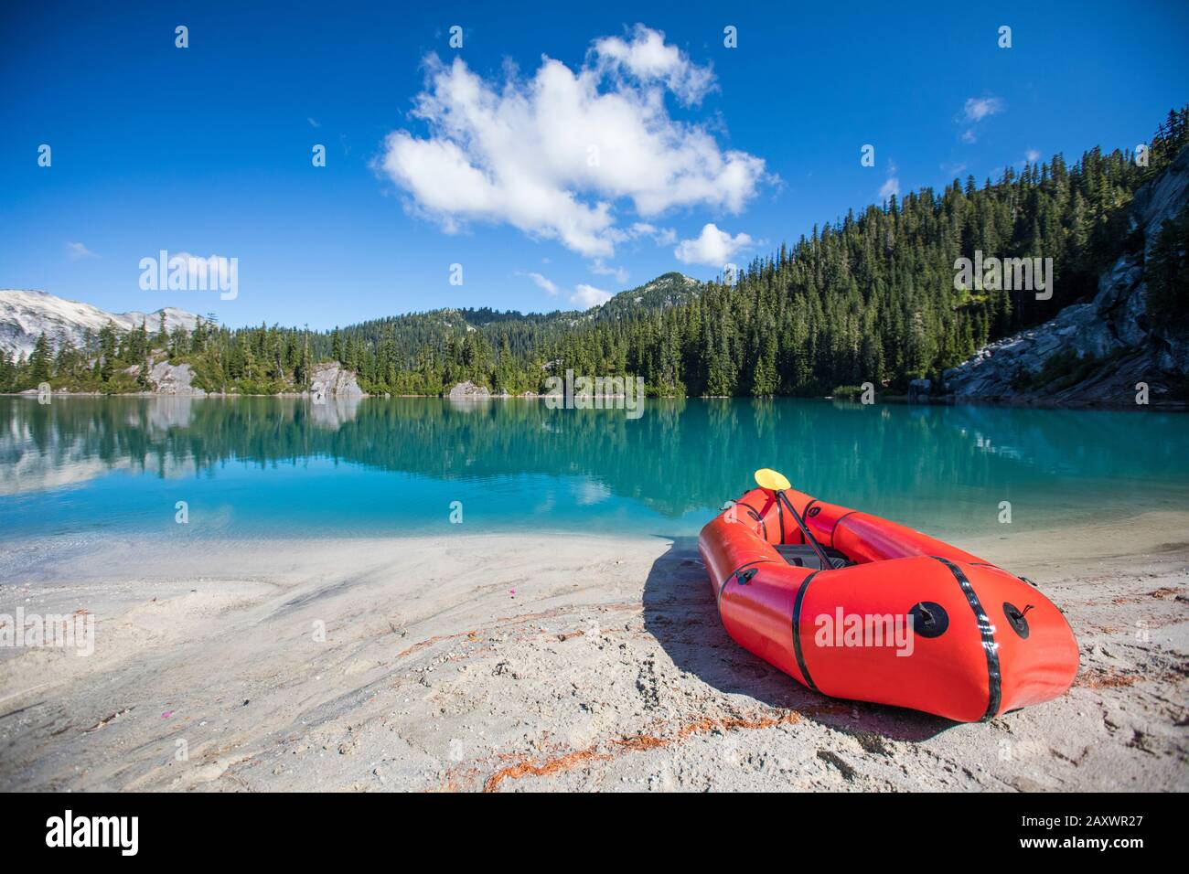 Paddle Board sulla spiaggia di remoto lago di montagna. Foto Stock