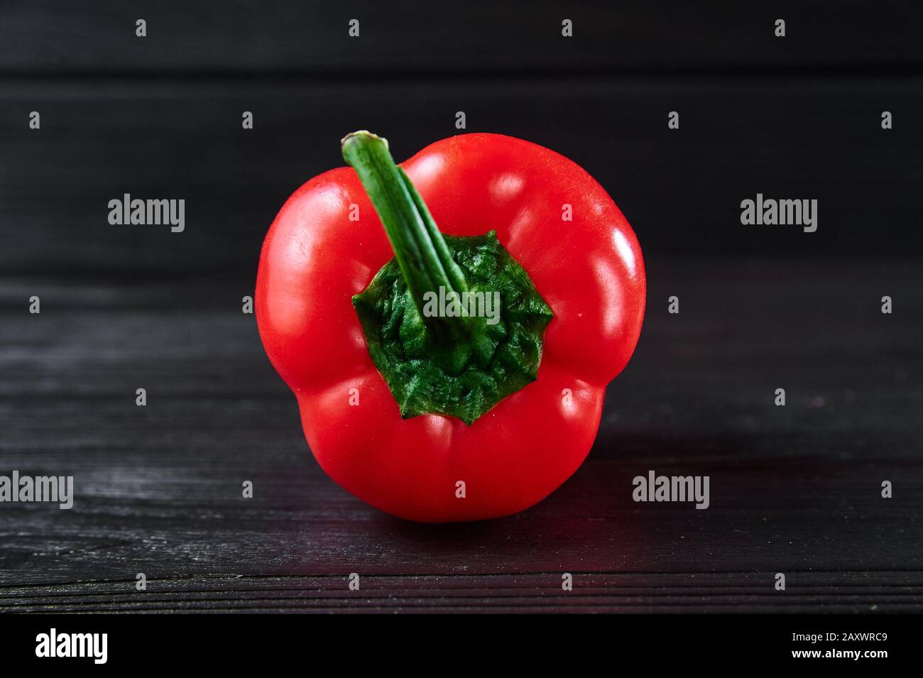 peperone rosso su sfondo nero foto soggetto, vita morta, fotografia alimentare Foto Stock