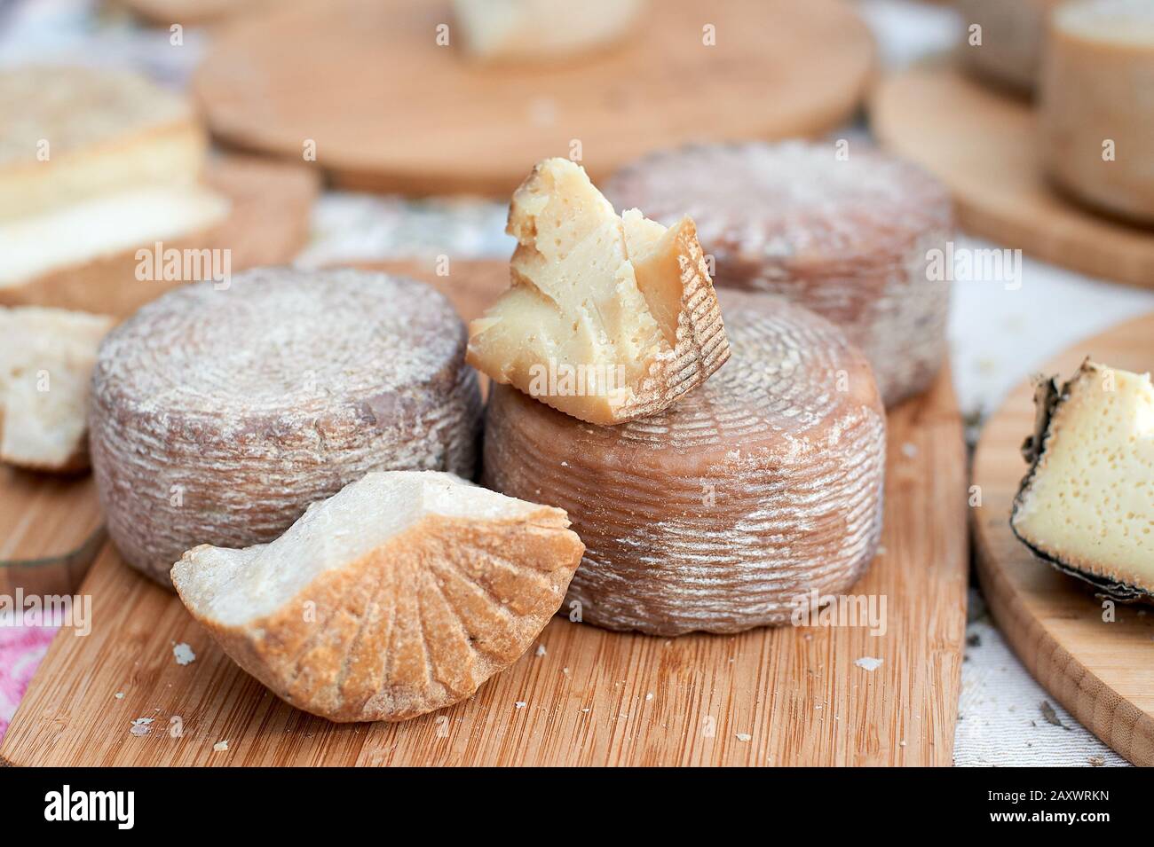 formaggio di capra su un banco di commercio. luce del giorno Foto Stock