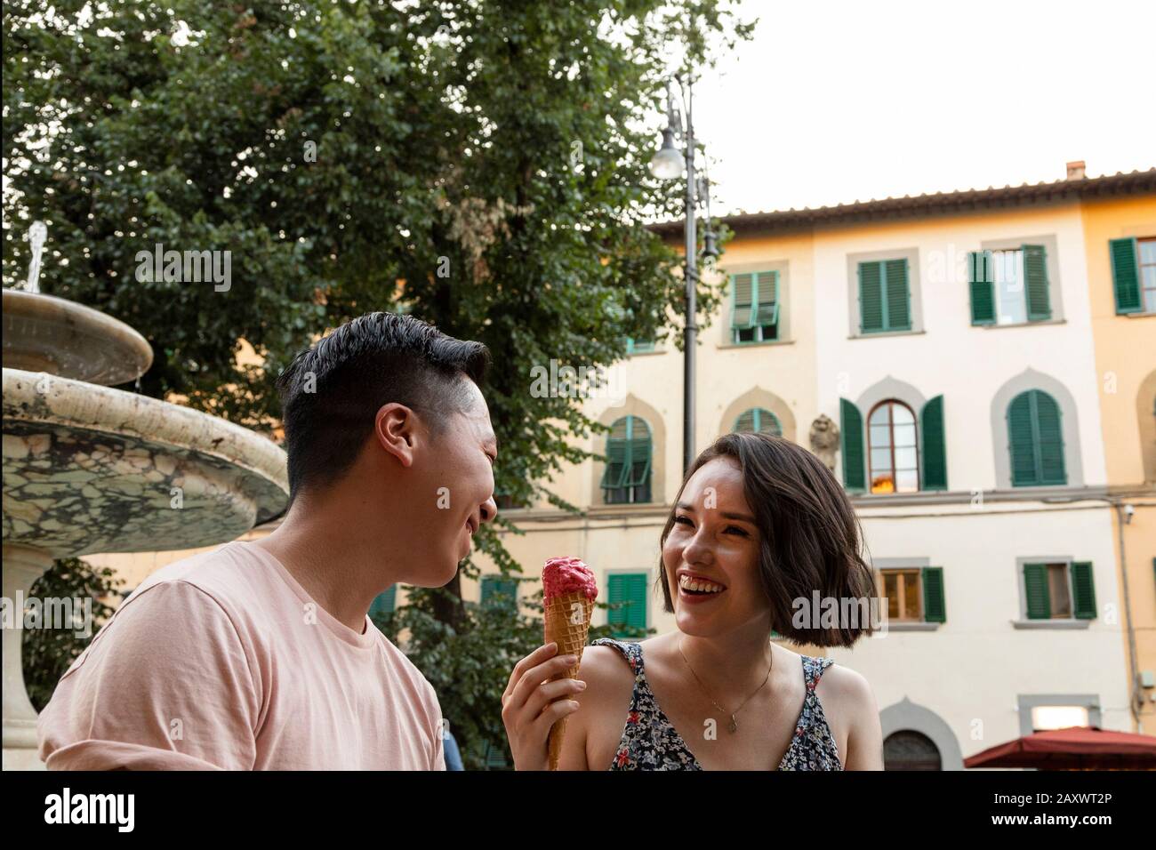 Coppia di diverse risate con gelato in Piazza Italiana Foto Stock