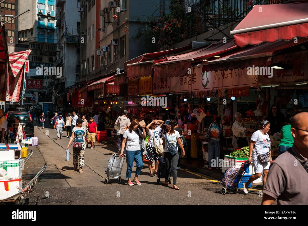 Hong Kong, novembre 2019: Paesaggio urbano con persone sul mercato di strada che comprano e vendono cibo a Shim Shui po, Hong Kong, Cina Foto Stock