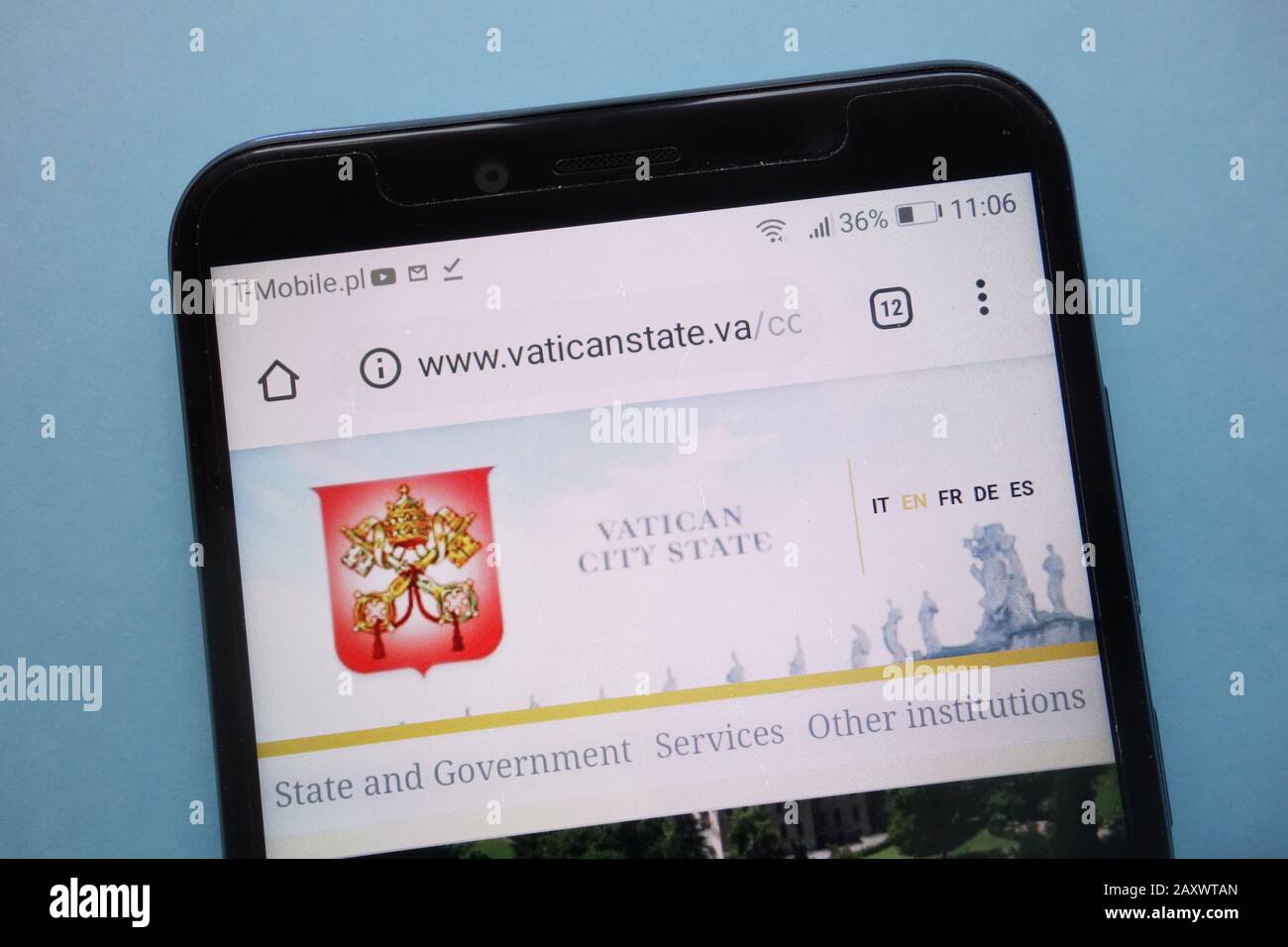 Il sito web dello Stato della Città del Vaticano è visualizzato sullo smartphone Foto Stock