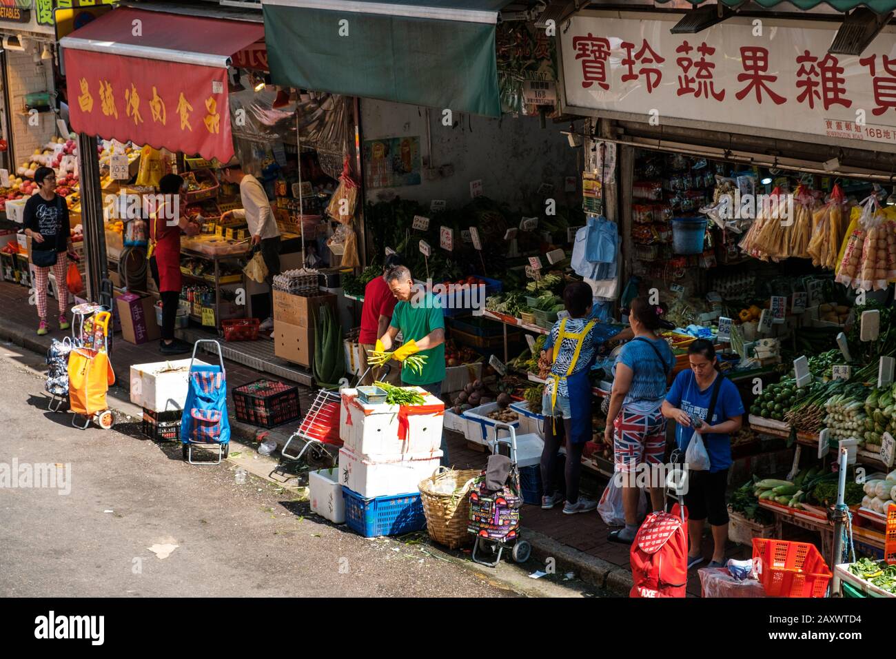 Hong Kong, novembre 2019: Persone sul mercato di strada che acquistano e vendono cibo a Shim Shui po, Hong Kong, Cina Foto Stock