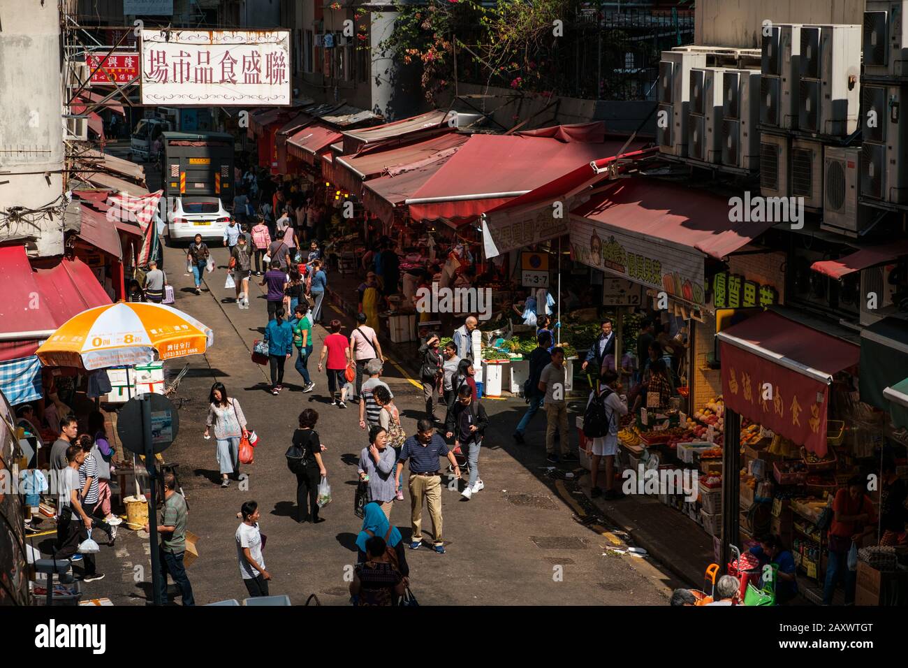 Hong Kong, novembre 2019: Persone sul mercato stradale che acquistano e vendono cibo a Hong Kong, Cina Foto Stock