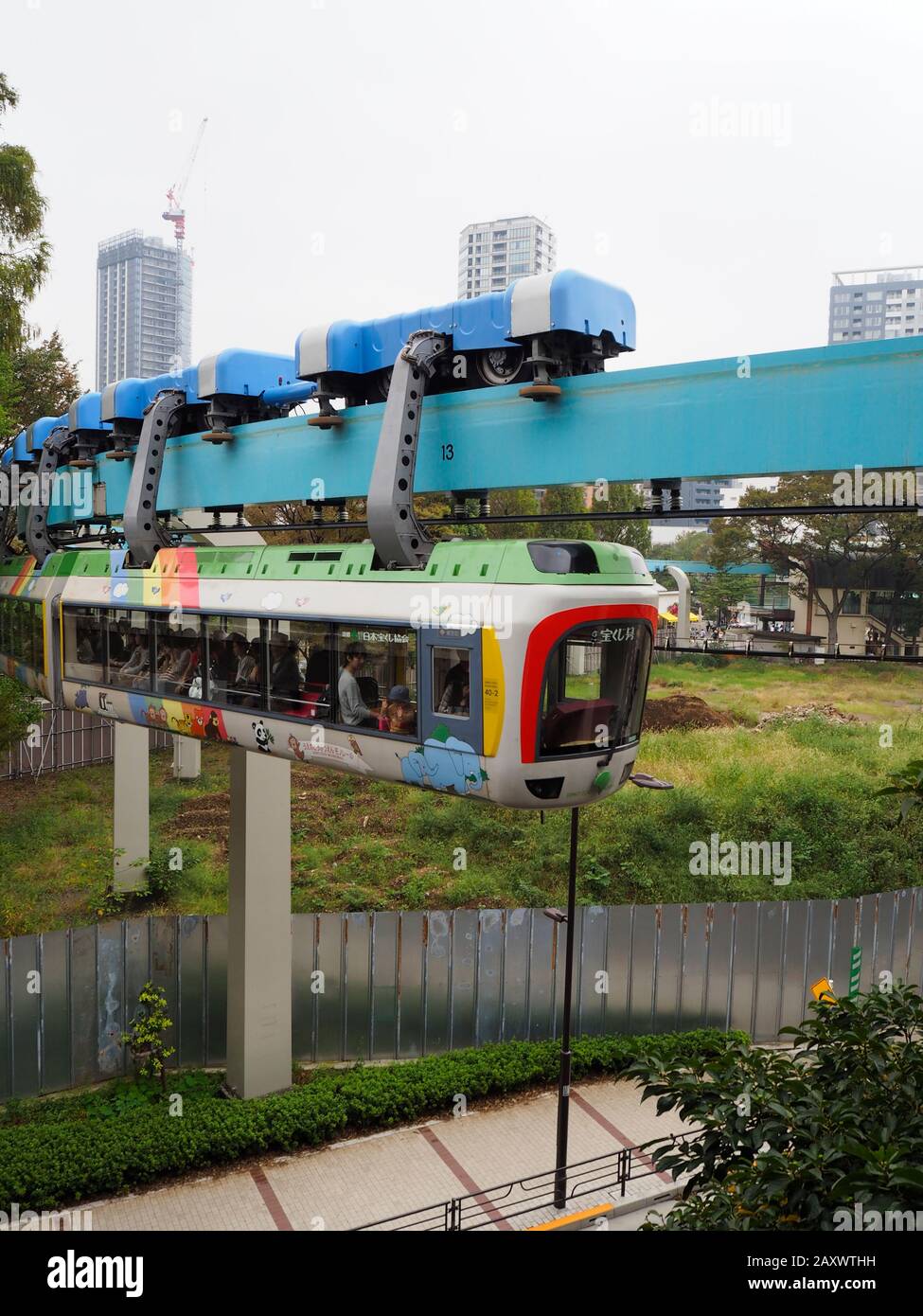 Tokyo, Giappone - 11 ottobre 2018: Il treno monorotaia sospeso presso lo zoo di Tokyo trasporta i visitatori tra diverse parti dell'area dello zoo Foto Stock