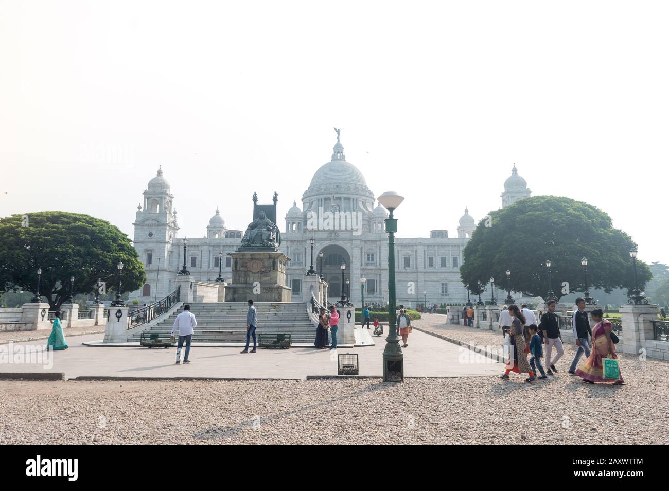 Incredibile e affascinante architettura del Victoria Memorial, dedicata alla memoria della Regina Vittoria, un museo e destinazione turistica e patrimonio in Foto Stock