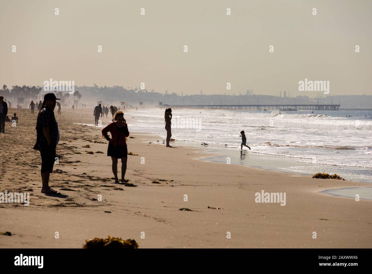 Nebbia mattutina sulla spiaggia di Santa Monica, guardando verso il molo di Venezia e lo sfondo industriale. , California, Stati Uniti D'America. STATI UNITI. Compressore Foto Stock