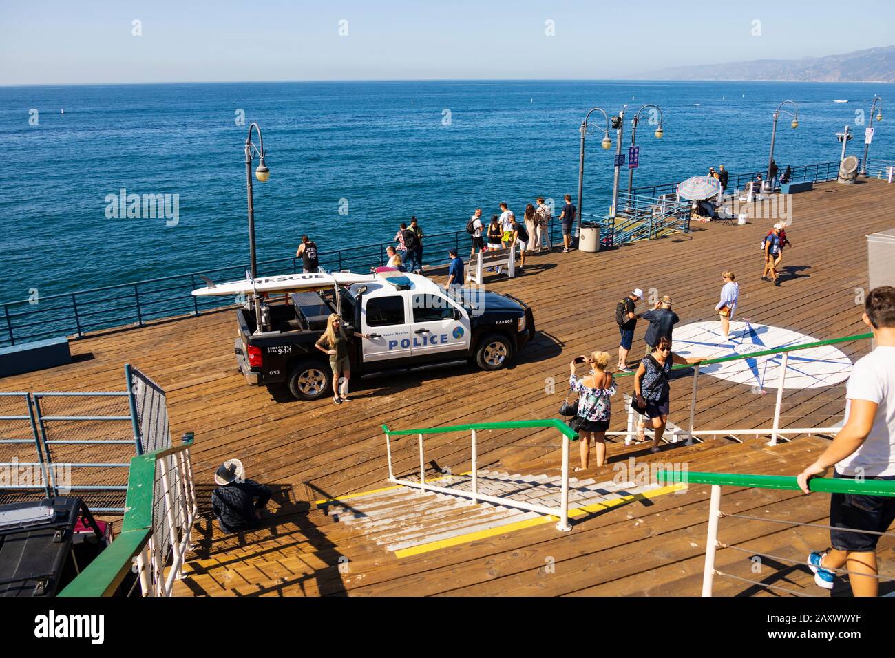Polizia Chevrolet Silverado ibrido porto Patrol veicolo alla fine del molo di Santa Monica con turisti, California, Stati Uniti d'America. Foto Stock