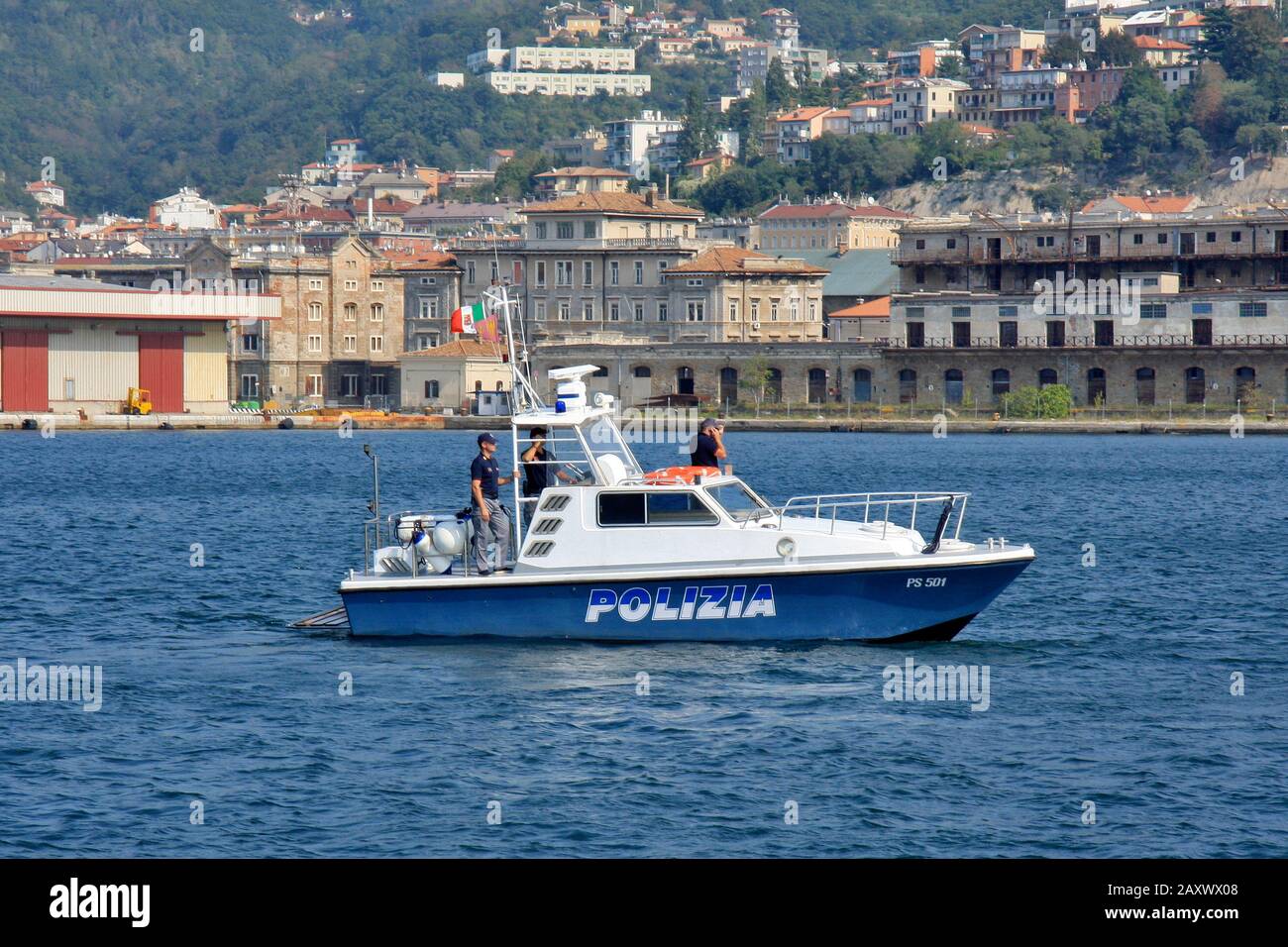 Trieste, Italia - 27 settembre 2009: Pattuglia di polizia italiana con tre uomini a bordo, pattugliano le coste della zona portuale. Foto Stock