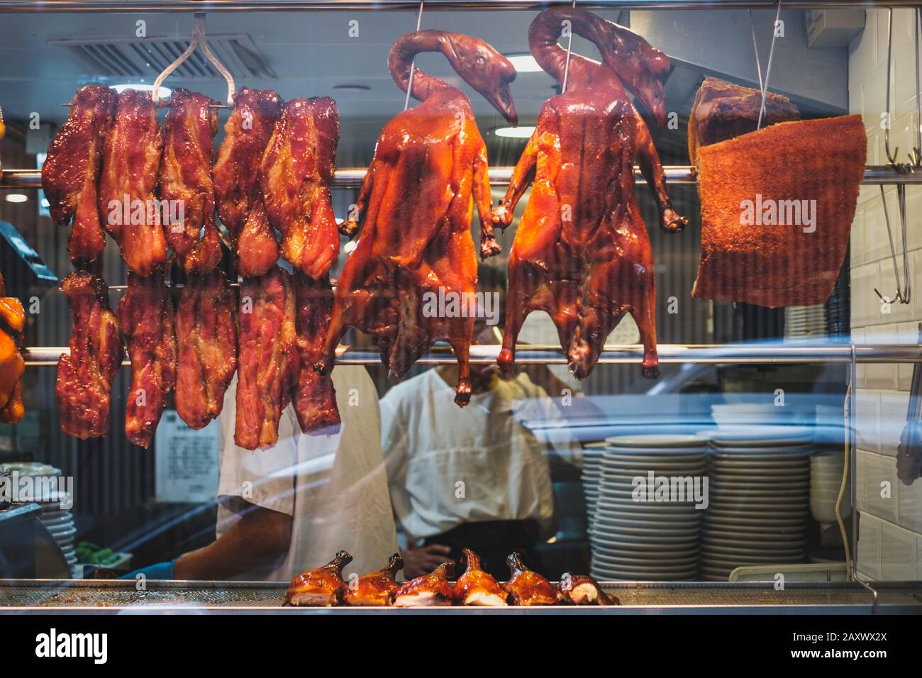 Hong Kong - Novembre 2019: Anatre arrosto, anatra alla pechinese e oca arrosto, un quadro comune nella finestra del ristorante di Hong Kong Foto Stock