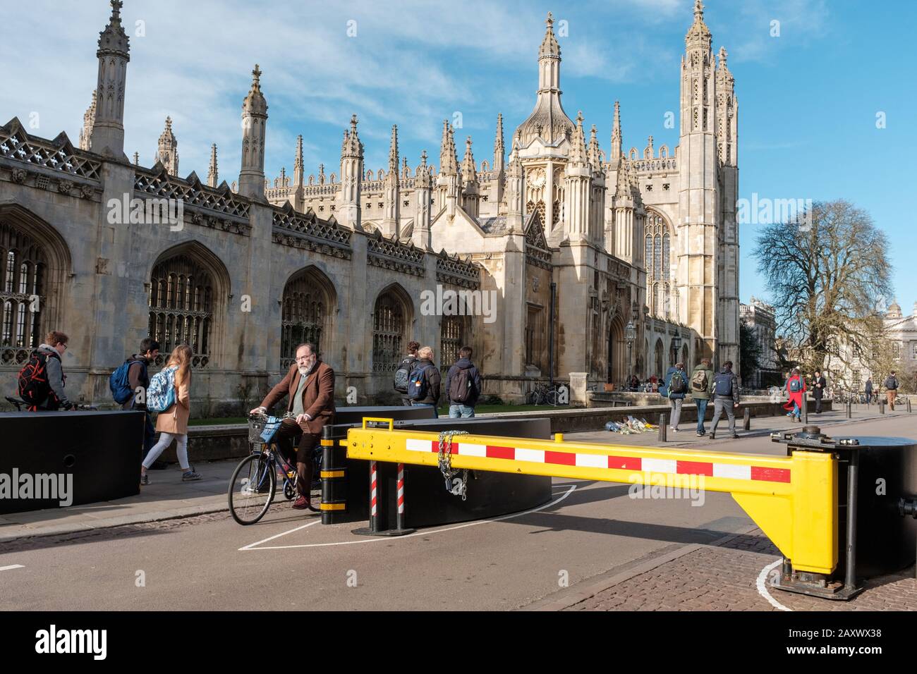 Una barriera temporanea di 3m per chiudere una sezione di King’s Parade vicino a Benet’s Street a Cambridge al traffico e rafforzare la sicurezza Foto Stock
