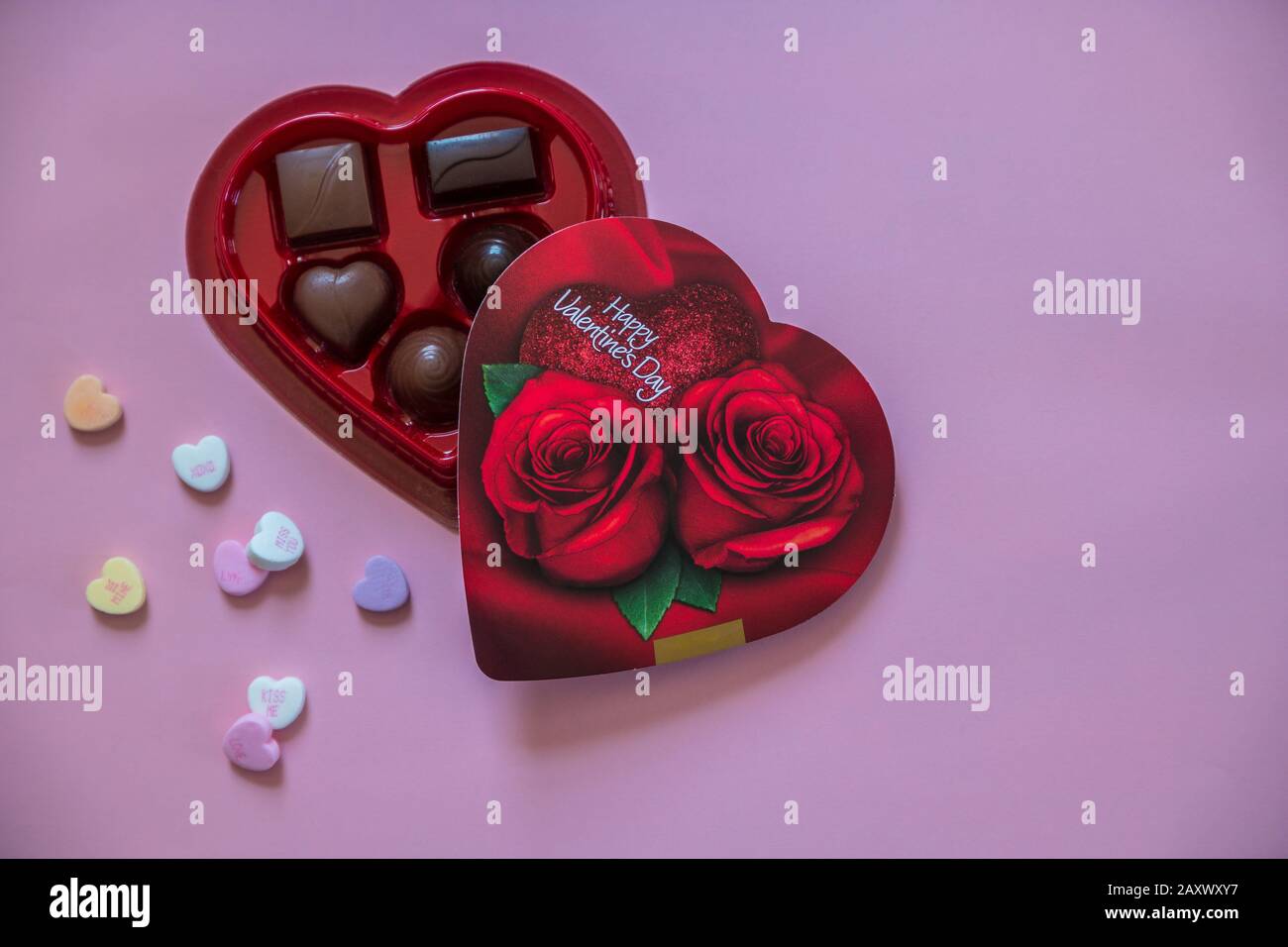 Il giorno di San Valentino cuore pieno di caramelle di cioccolato Foto  stock - Alamy