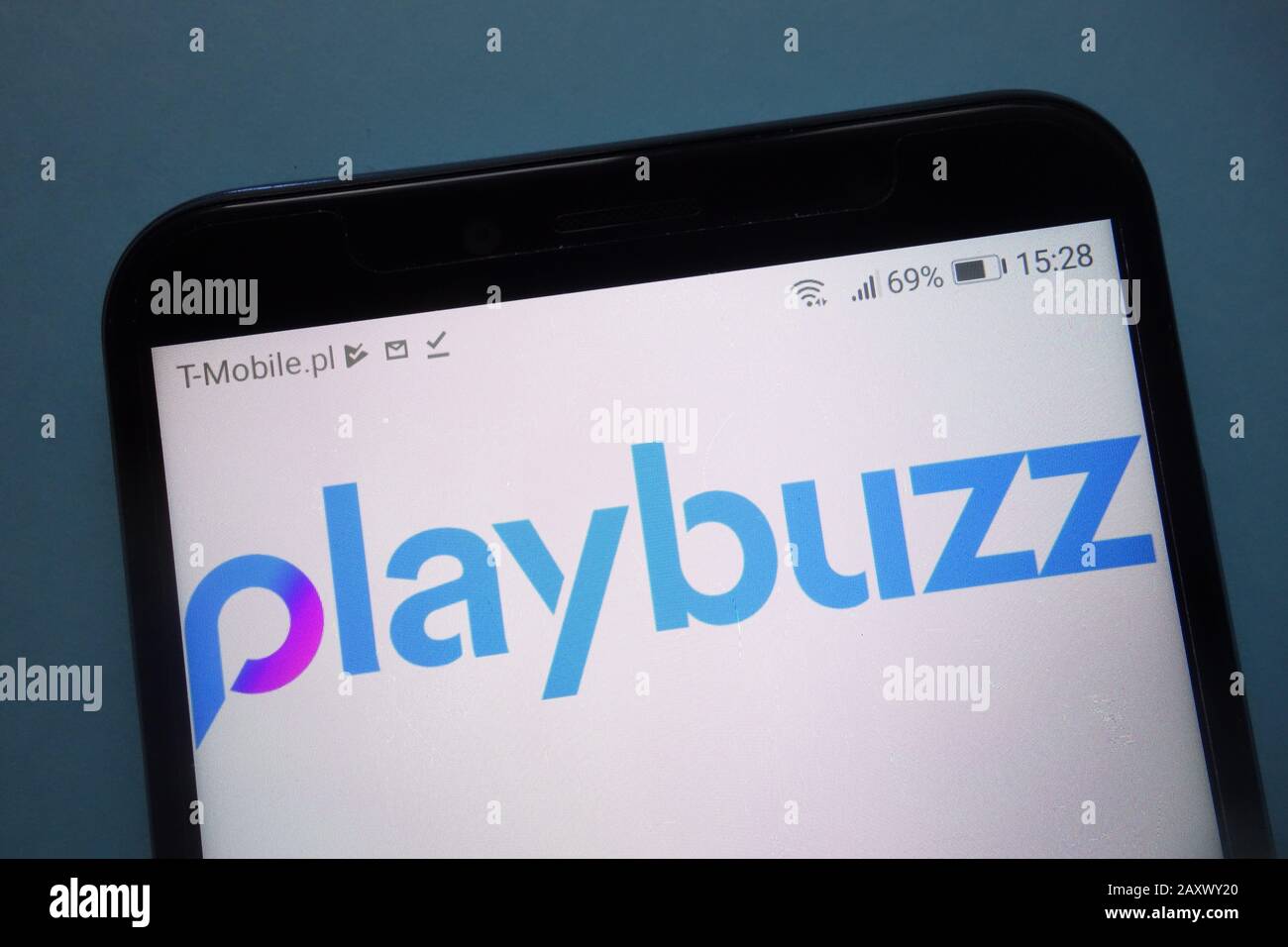 Il logo Playbuzz viene visualizzato sullo smartphone Foto Stock