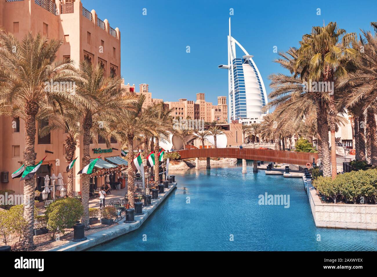 27 novembre 2019, Emirati Arabi Uniti, Dubai: Vista della città da Madinat sul famoso Seven Star Hotel Burj al Arab Foto Stock