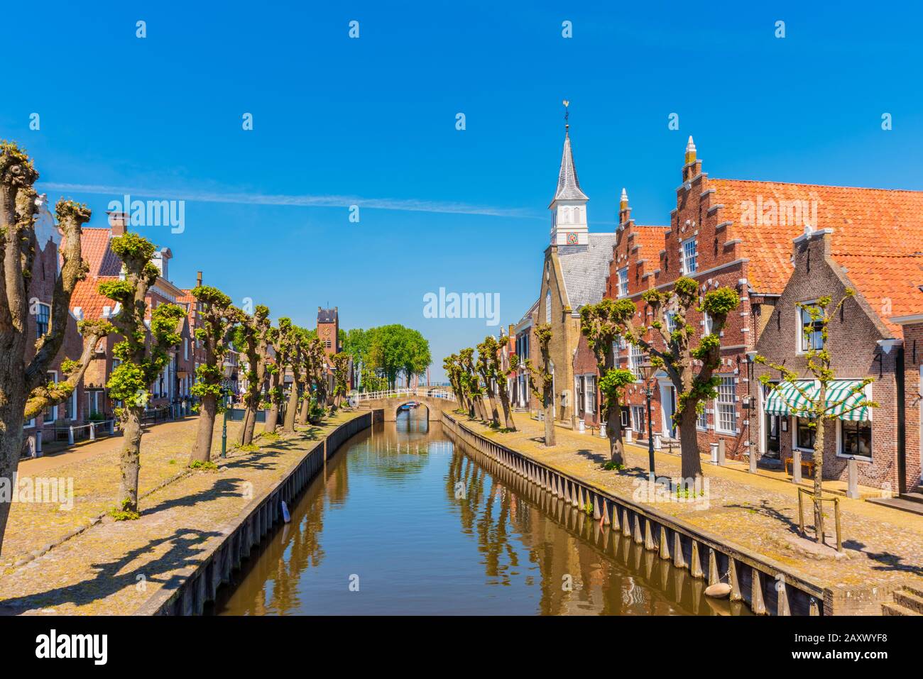 Canal in Sloten, Friesland, Paesi Bassi nella soleggiata giornata primaverile. Foto Stock