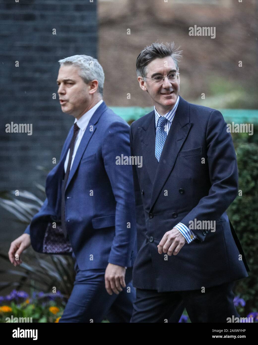 Downing Street, Londra, 13th Feb 2020. Stephen Barclay, appena nominato Segretario generale del Tesoro, e Jacob Rees-Mogg, che rimane nella sua posizione di leader della Camera dei Comuni, entrano nel n. 10. Credito: Imageplotter/Alamy Live News Foto Stock