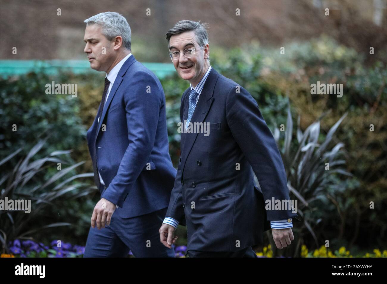 Downing Street, Londra, 13th Feb 2020. Stephen Barclay, appena nominato Segretario generale del Tesoro, e Jacob Rees-Mogg, che rimane nella sua posizione di leader della Camera dei Comuni, entrano nel n. 10. Credito: Imageplotter/Alamy Live News Foto Stock
