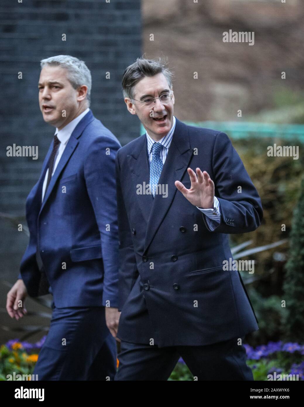 Downing Street, Londra, 13th Feb 2020. Stephen Barclay, appena nominato Segretario generale del Tesoro, e Jacob Rees-Mogg, che rimane nella sua posizione di leader della Camera dei Comuni, entrano nel n. 10. Credito: Imageplotter/Alamy Live News Foto Stock