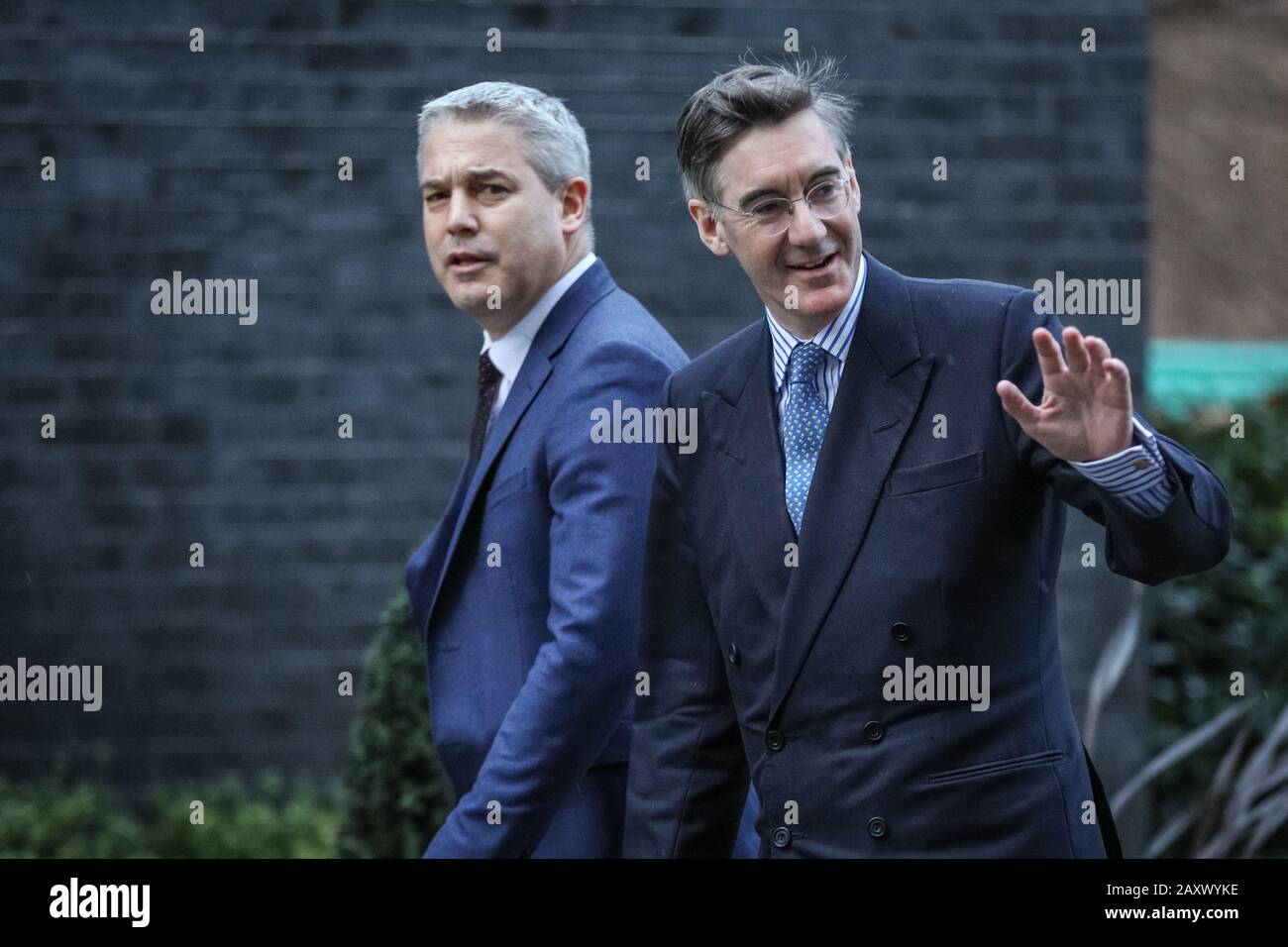 Downing Street, Londra, 13th Feb 2020. Stephen Barclay, appena nominato Segretario generale del Tesoro, e Jacob Rees-Mogg, che rimane nella sua posizione di leader della Camera dei Comuni, entrano nel n. 10. Credito: Imageplotter/Alamy Live News Foto Stock