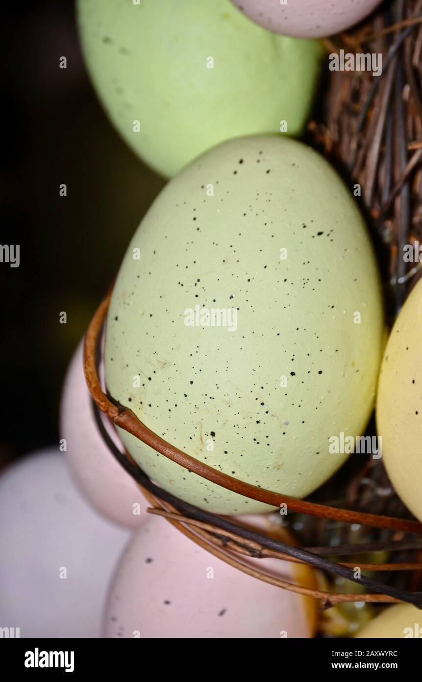 Uova di Pasqua in celebrazione di decorazioni Foto Stock