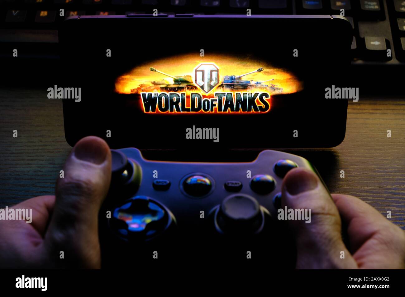 Kostanay, Kazakistan, 12 febbraio 2020.joystick e telefono cellulare con il logo del popolare gioco World of Tanks, da Wargaming. Foto Stock