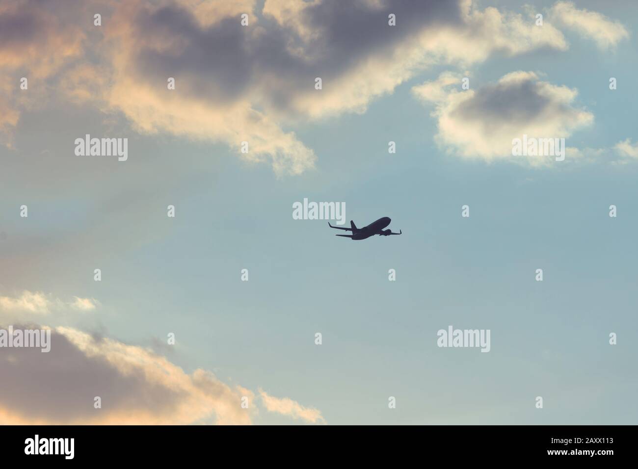 Un aereo di bombardamento d'acqua antincendio che vola in cielo blu nelle Blue Mountains in Australia Foto Stock