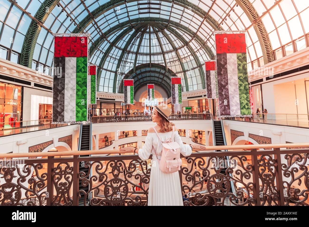 Un giovane turista cammina attraverso uno dei più grandi centri commerciali di Dubai - Emirates Mall. Viaggi in UAE concetto Foto Stock