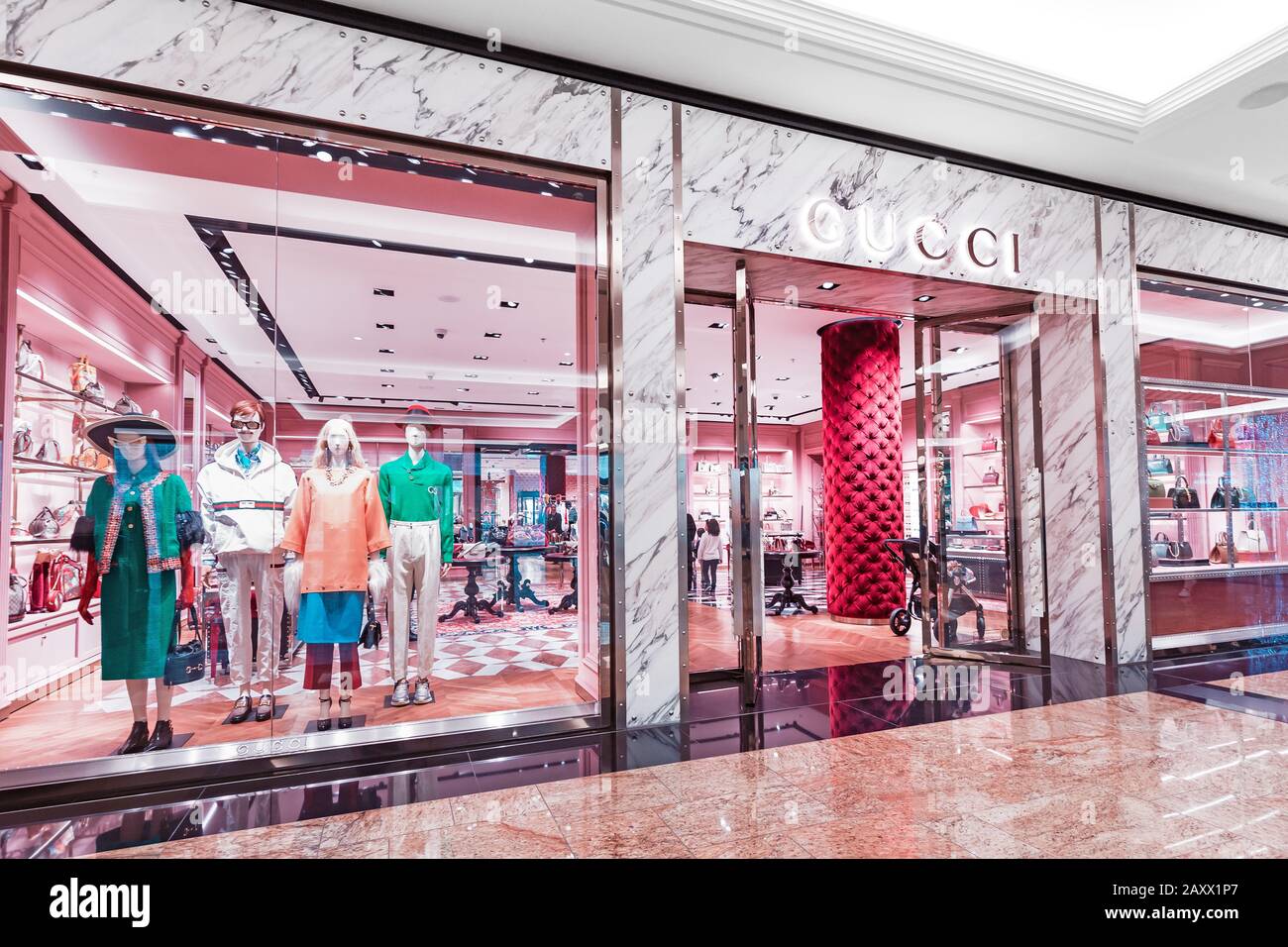 27 novembre 2019, Emirati Arabi Uniti, Dubai: Vetrina dei negozi di moda Gucci di lusso all'Emirates Mall Foto Stock