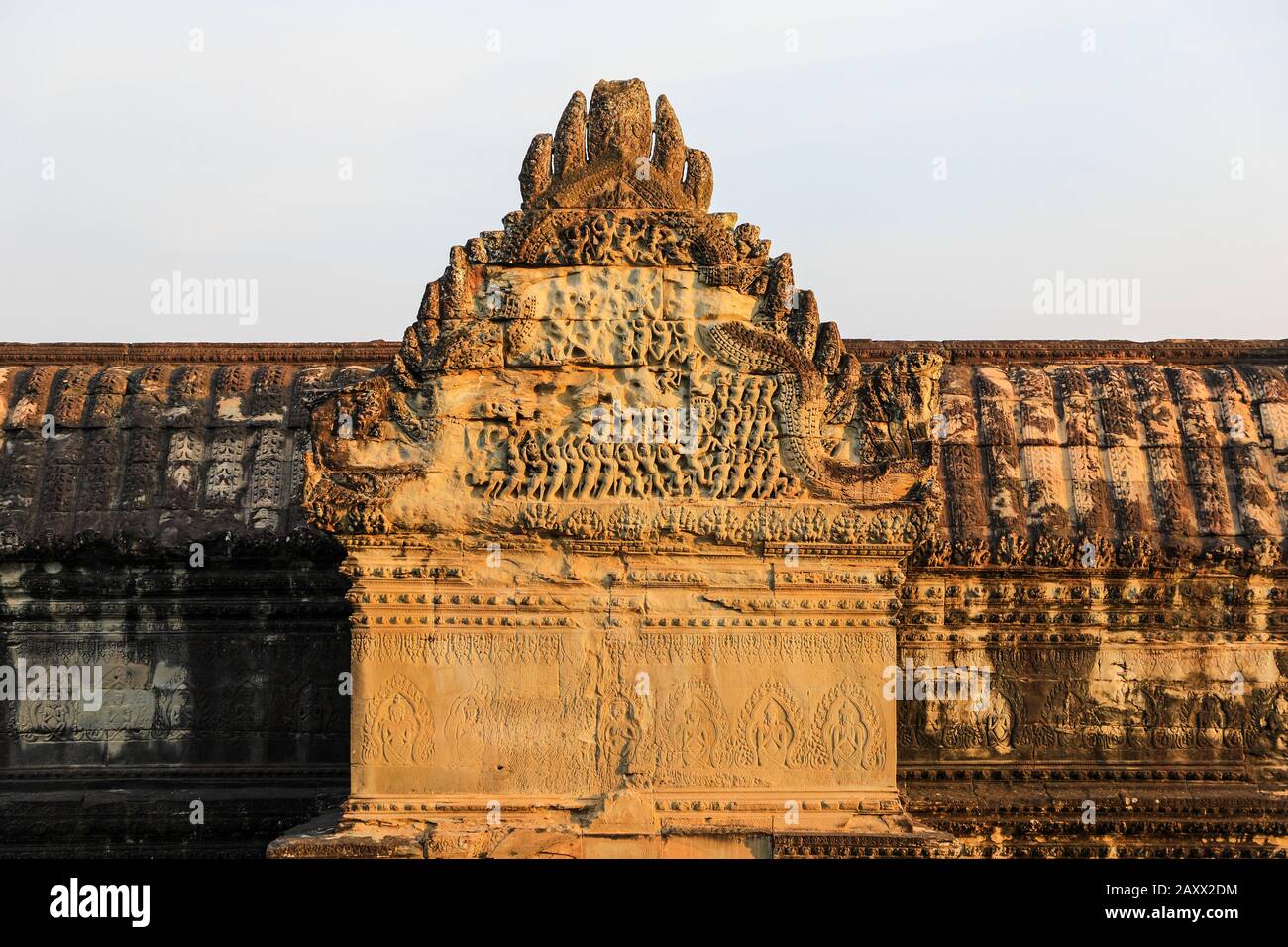 Intricate sculture sulle pareti del complesso del tempio di Angkor Wat, Siem Reap, Cambogia, Asia Foto Stock