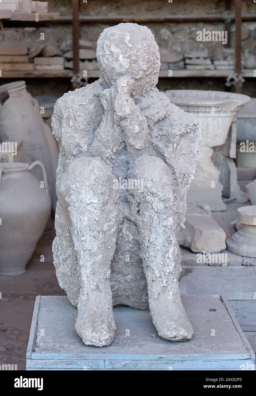 Sepolto in cenere e soffocato da gas velenosi mentre ricopre la bocca e il naso, questo cast conservato è esposto a Pompei, Italia Foto Stock