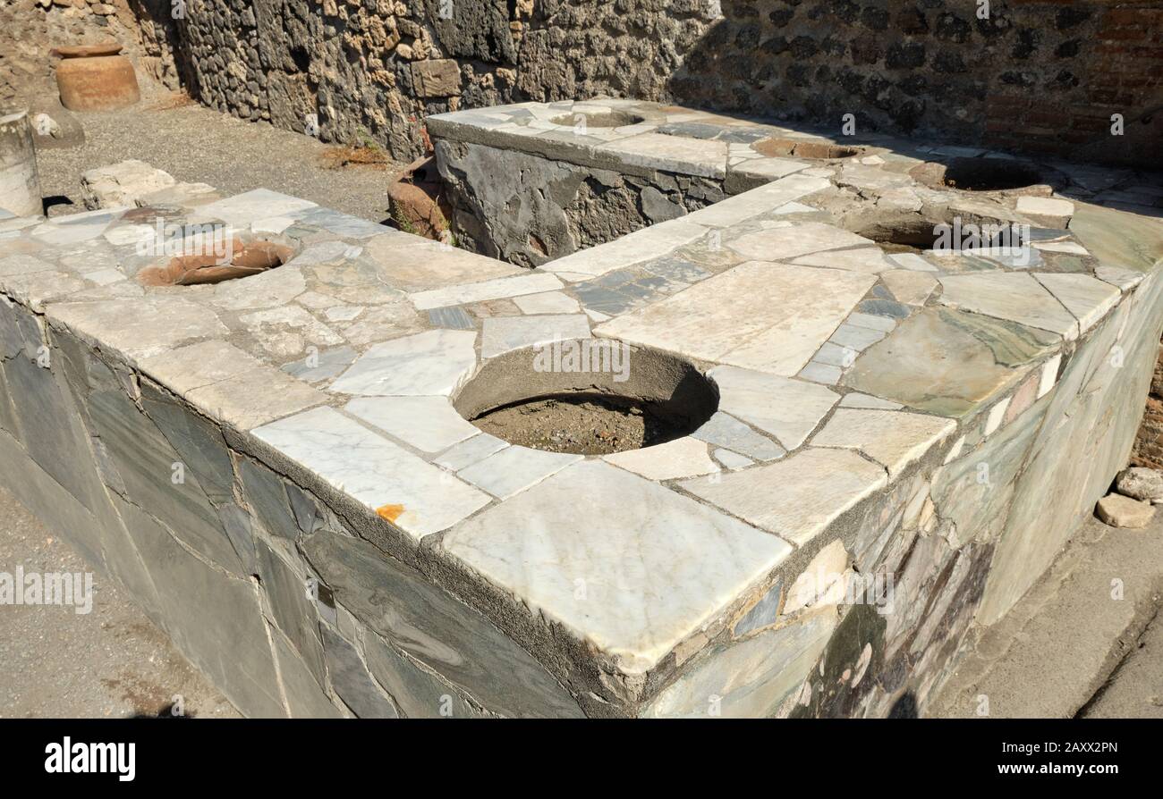 Contatore di marmo in un ristorante romano fast food (un thermopolium) nella città rovinata di Pompei, Italia Foto Stock