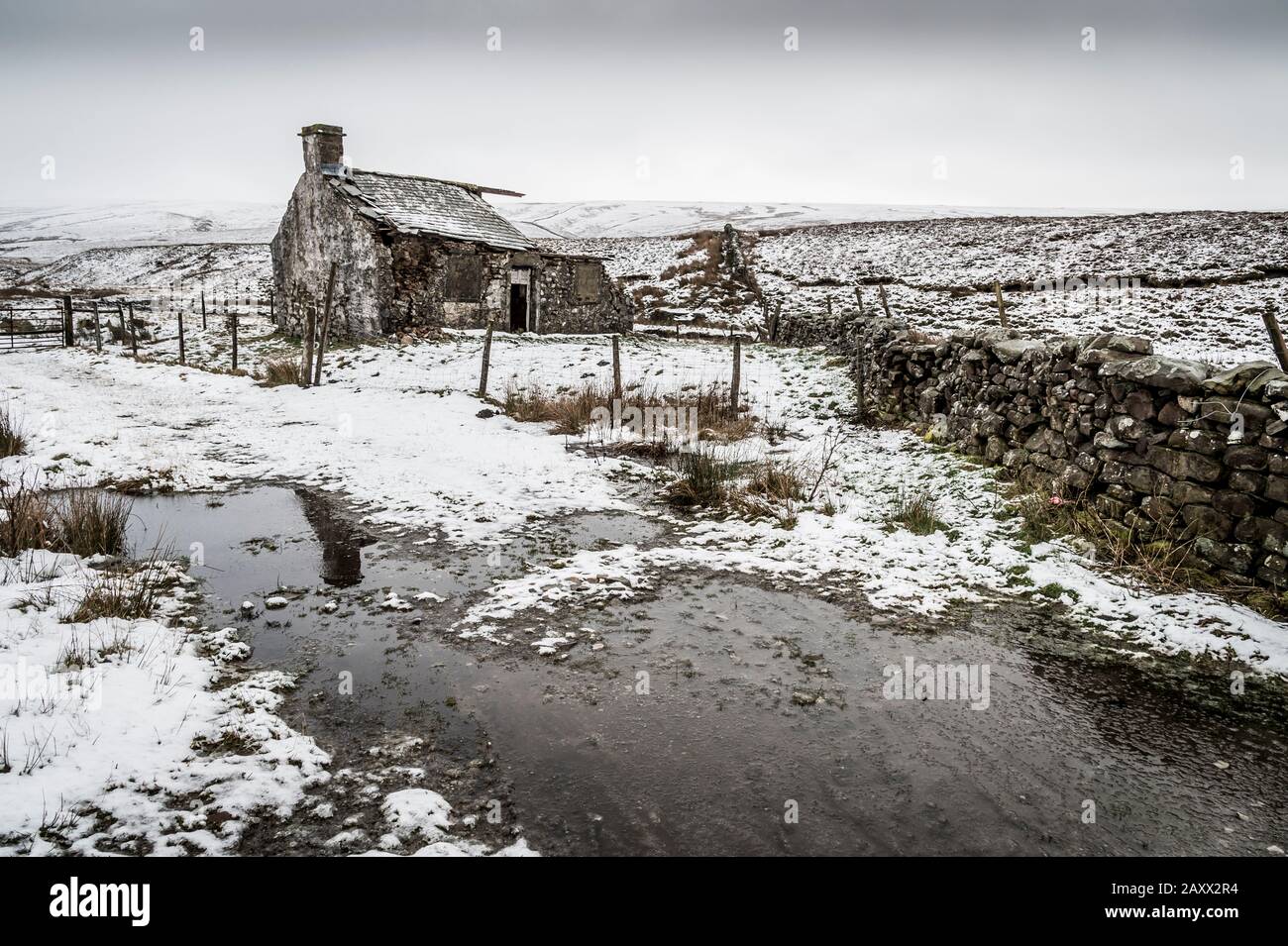 Aspro paesaggio invernale Yorkshire Dales al derelict Gearstones shooting capanna a Ribblehead sulla strada Ingleton Hawes Foto Stock