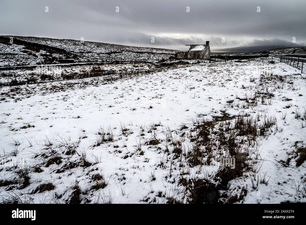 Aspro paesaggio invernale Yorkshire Dales in bianco e nero al derelict Gearstones shooting Hut a Ribblehead sulla strada Ingleton Hawes Foto Stock