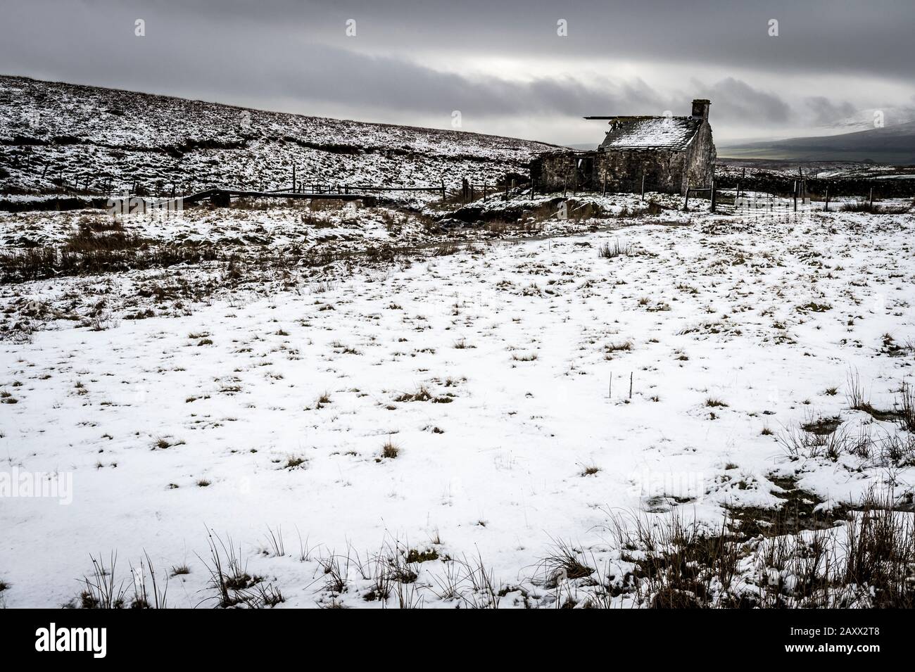 Aspro paesaggio invernale Yorkshire Dales al derelict Gearstones shooting capanna a Ribblehead sulla strada Ingleton Hawes Foto Stock