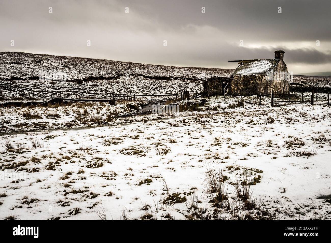 Aspro paesaggio invernale Yorkshire Dales al derelict Gearstones shooting capanna a Ribblehead sulla strada Ingleton Hawes Foto Stock