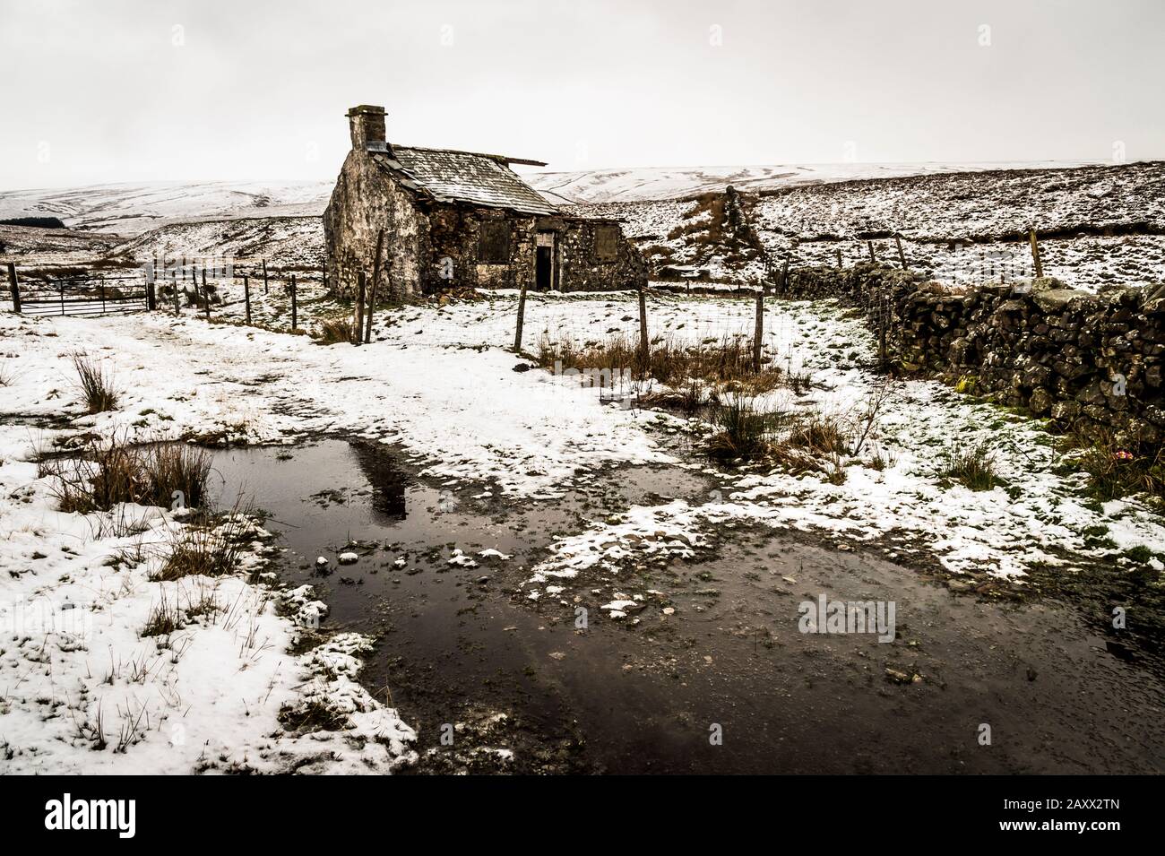 Aspro paesaggio invernale Yorkshire Dales al derelict Gearstones shooting capanna a Ribblehead sulla strada Ingleton Hawes Foto Stock