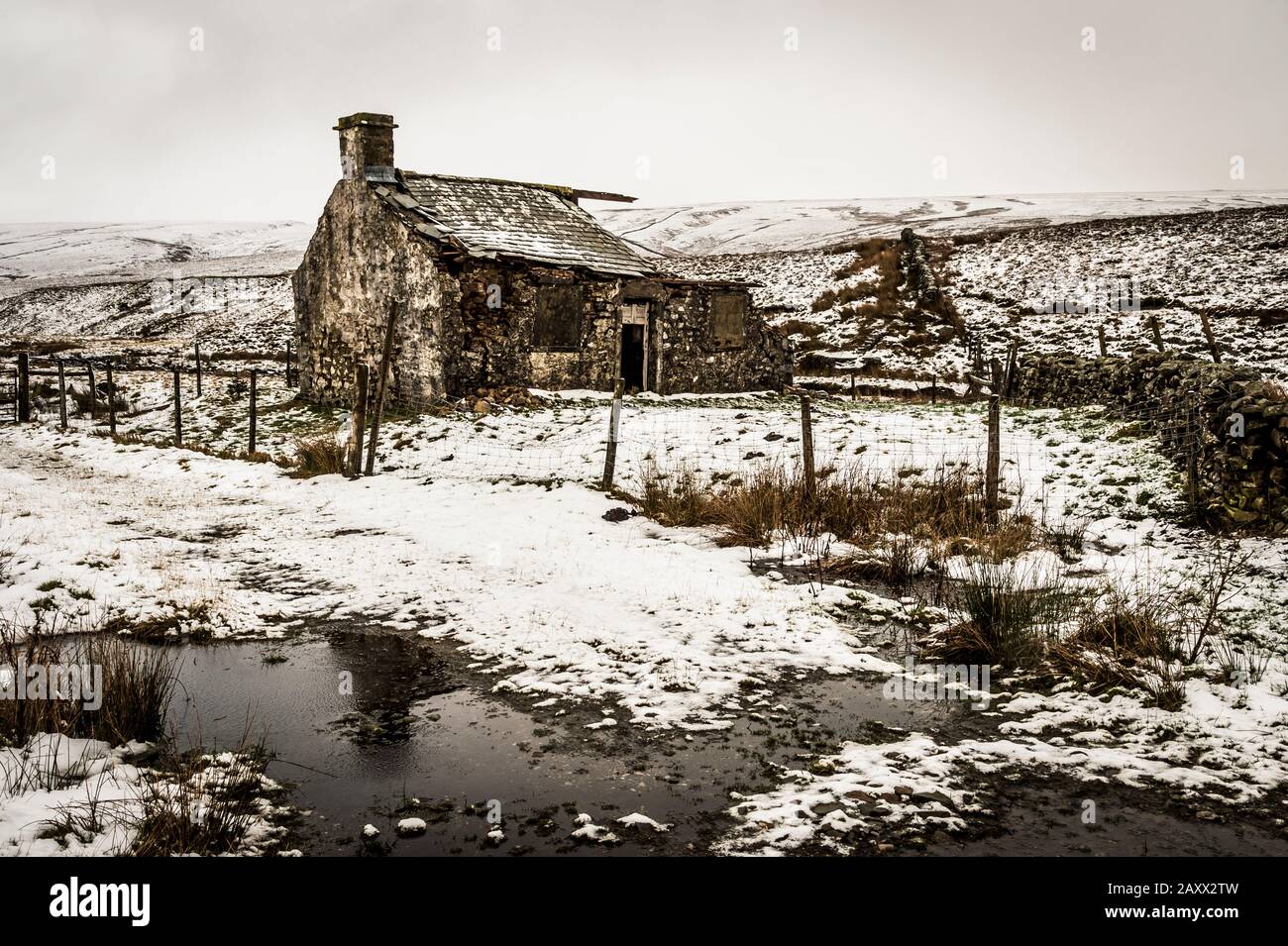 Aspro paesaggio invernale Yorkshire Dales al derelict Gearstones shooting capanna a Ribblehead sulla strada Ingleton Hawes Foto Stock
