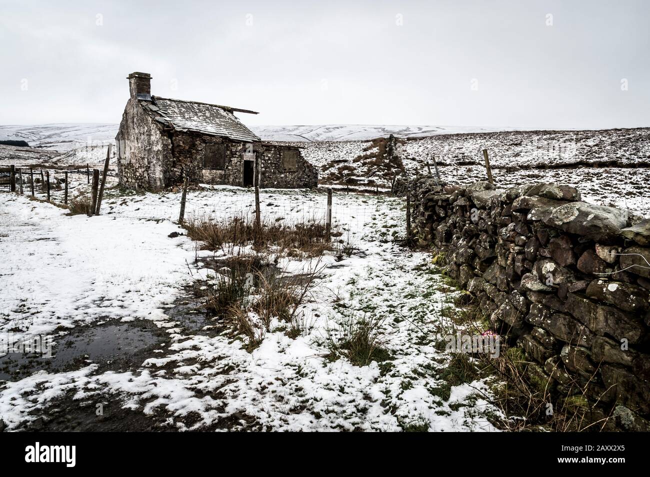 Aspro paesaggio invernale Yorkshire Dales al derelict Gearstones shooting capanna a Ribblehead sulla strada Ingleton Hawes Foto Stock