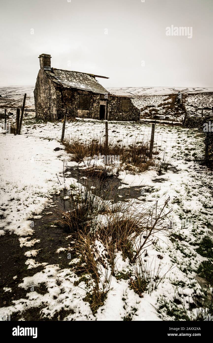 Aspro paesaggio invernale Yorkshire Dales al derelict Gearstones shooting capanna a Ribblehead sulla strada Ingleton Hawes Foto Stock