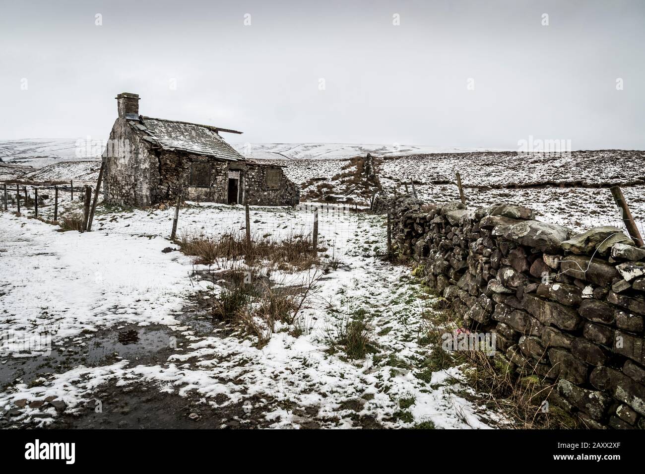 Aspro paesaggio invernale Yorkshire Dales al derelict Gearstones shooting capanna a Ribblehead sulla strada Ingleton Hawes Foto Stock