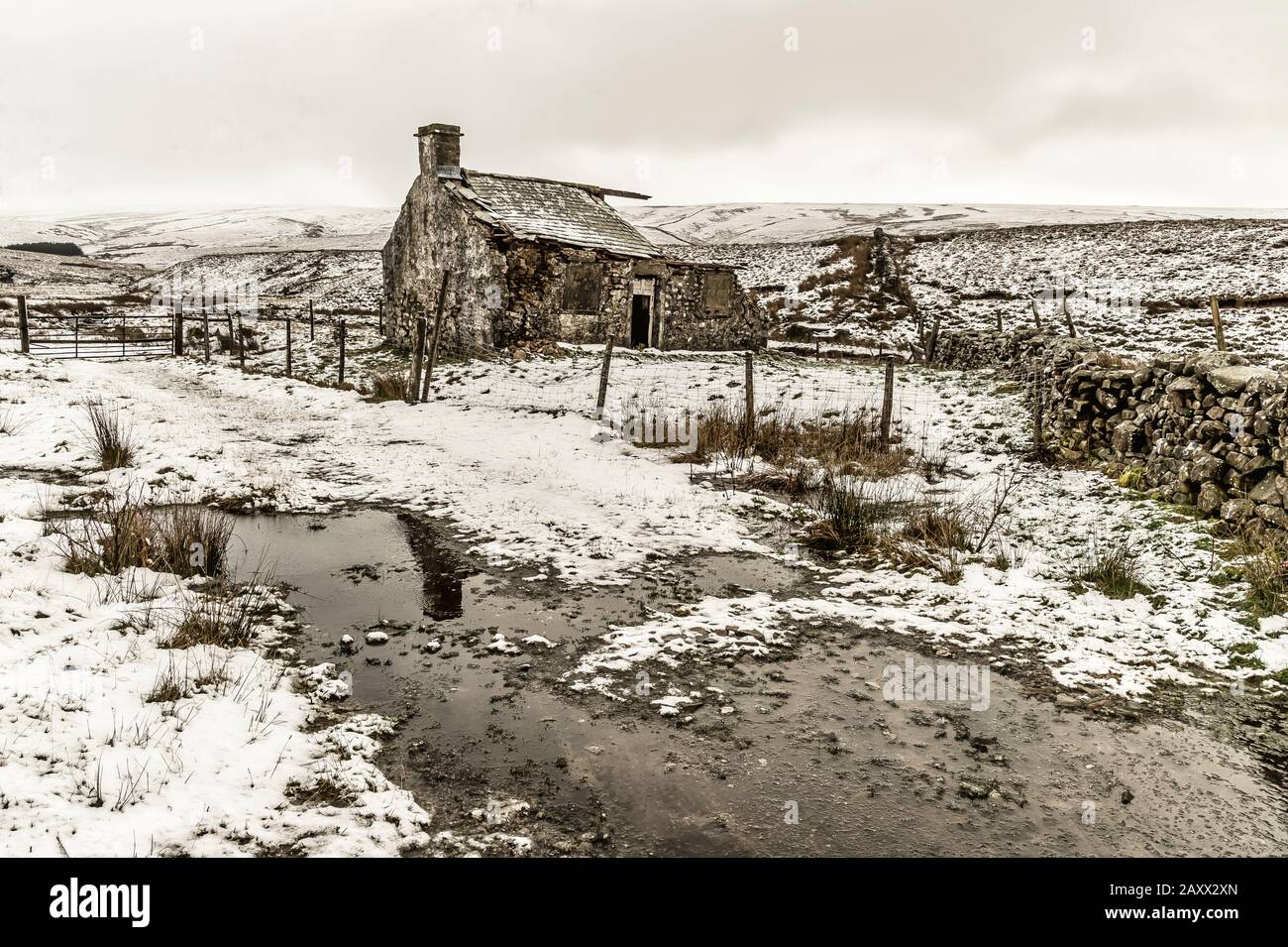 Aspro paesaggio invernale Yorkshire Dales al derelict Gearstones shooting capanna a Ribblehead sulla strada Ingleton Hawes Foto Stock