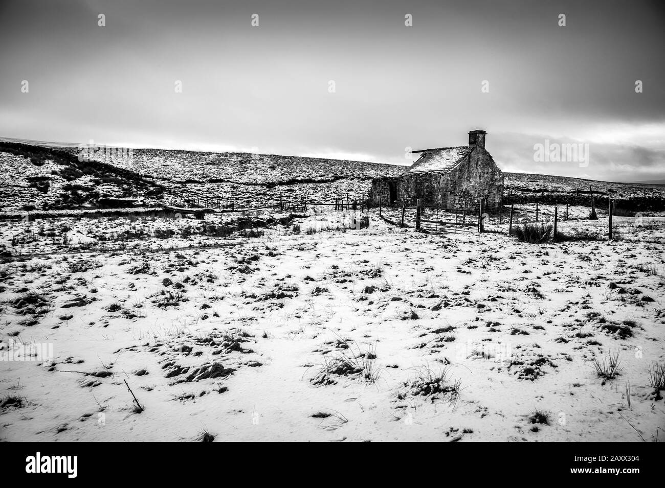 Aspro paesaggio invernale Yorkshire Dales in bianco e nero al derelict Gearstones shooting Hut a Ribblehead sulla strada Ingleton Hawes Foto Stock
