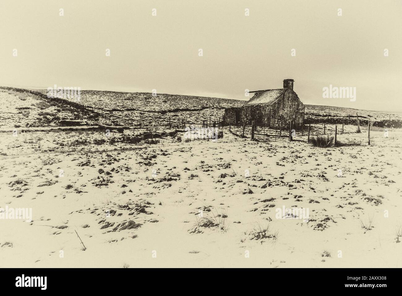 Aspro paesaggio invernale Yorkshire Dales in bianco e nero al derelict Gearstones shooting Hut a Ribblehead sulla strada Ingleton Hawes Foto Stock