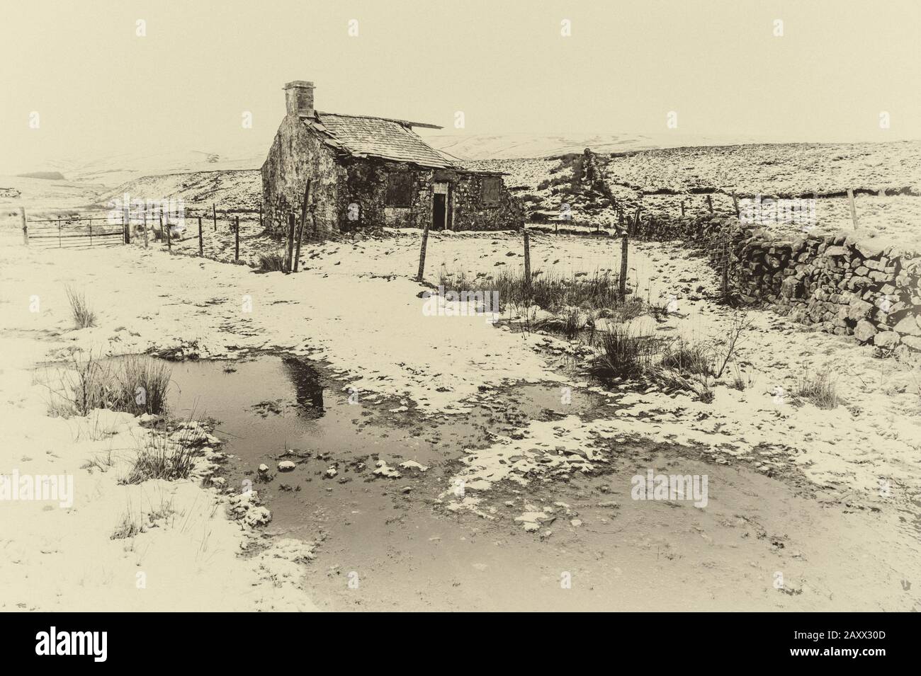 Aspro paesaggio invernale Yorkshire Dales in bianco e nero al derelict Gearstones shooting Hut a Ribblehead sulla strada Ingleton Hawes Foto Stock