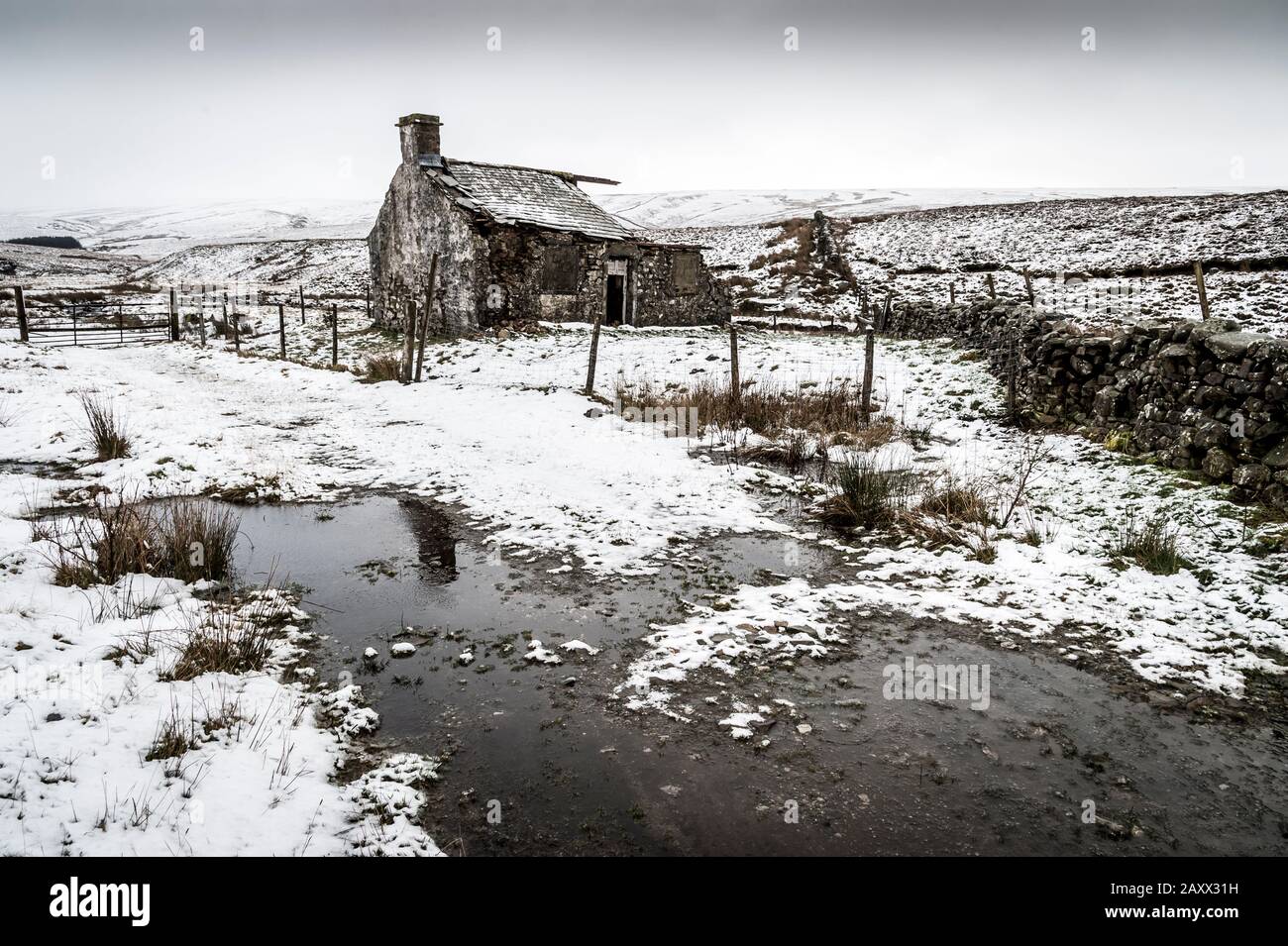 Aspro paesaggio invernale Yorkshire Dales al derelict Gearstones shooting capanna a Ribblehead sulla strada Ingleton Hawes Foto Stock