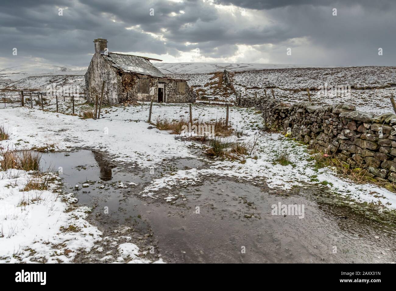 Aspro paesaggio invernale Yorkshire Dales al derelict Gearstones shooting capanna a Ribblehead sulla strada Ingleton Hawes Foto Stock