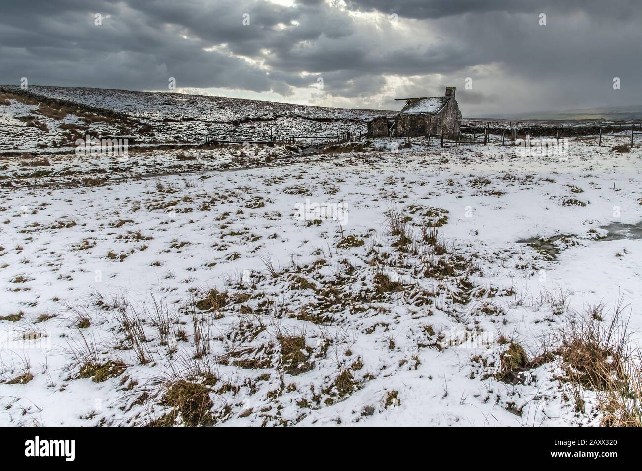 Aspro paesaggio invernale Yorkshire Dales al derelict Gearstones shooting capanna a Ribblehead sulla strada Ingleton Hawes Foto Stock