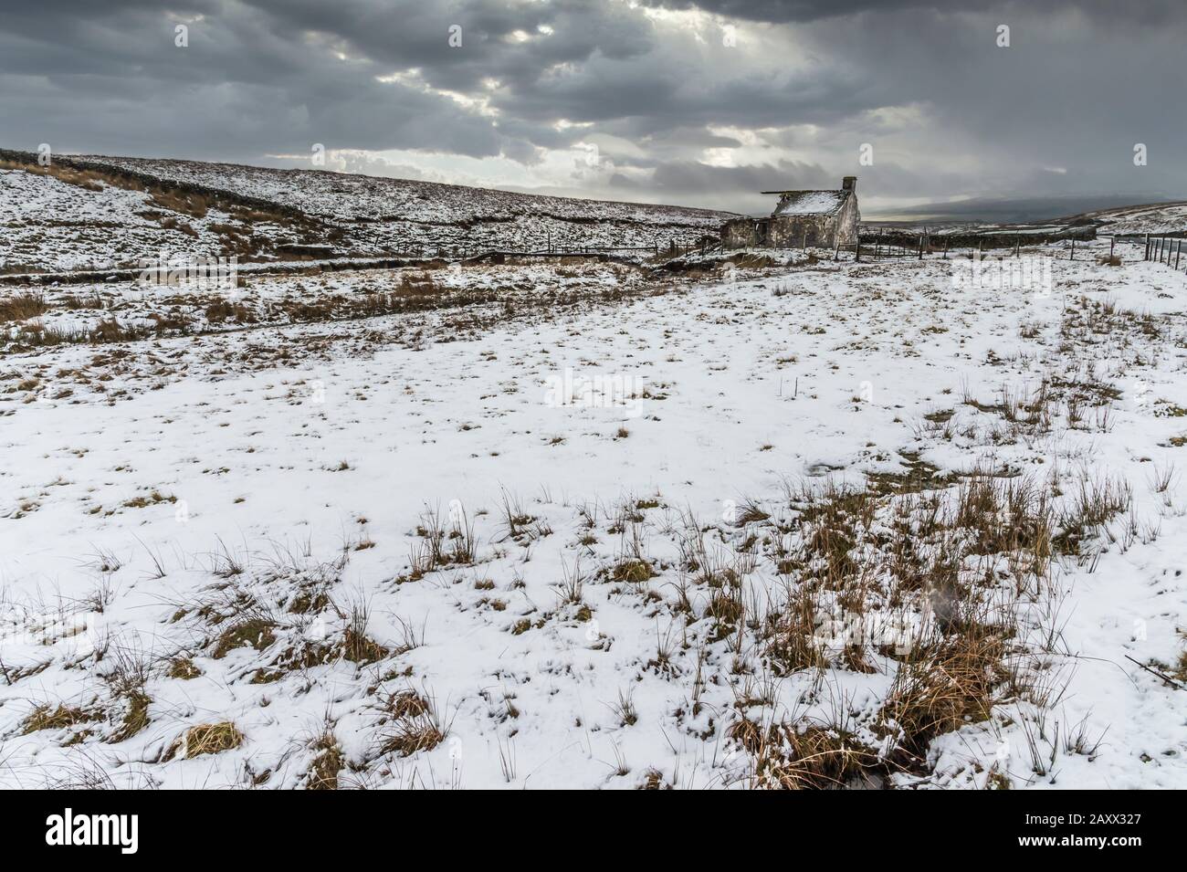 Aspro paesaggio invernale Yorkshire Dales al derelict Gearstones shooting capanna a Ribblehead sulla strada Ingleton Hawes Foto Stock