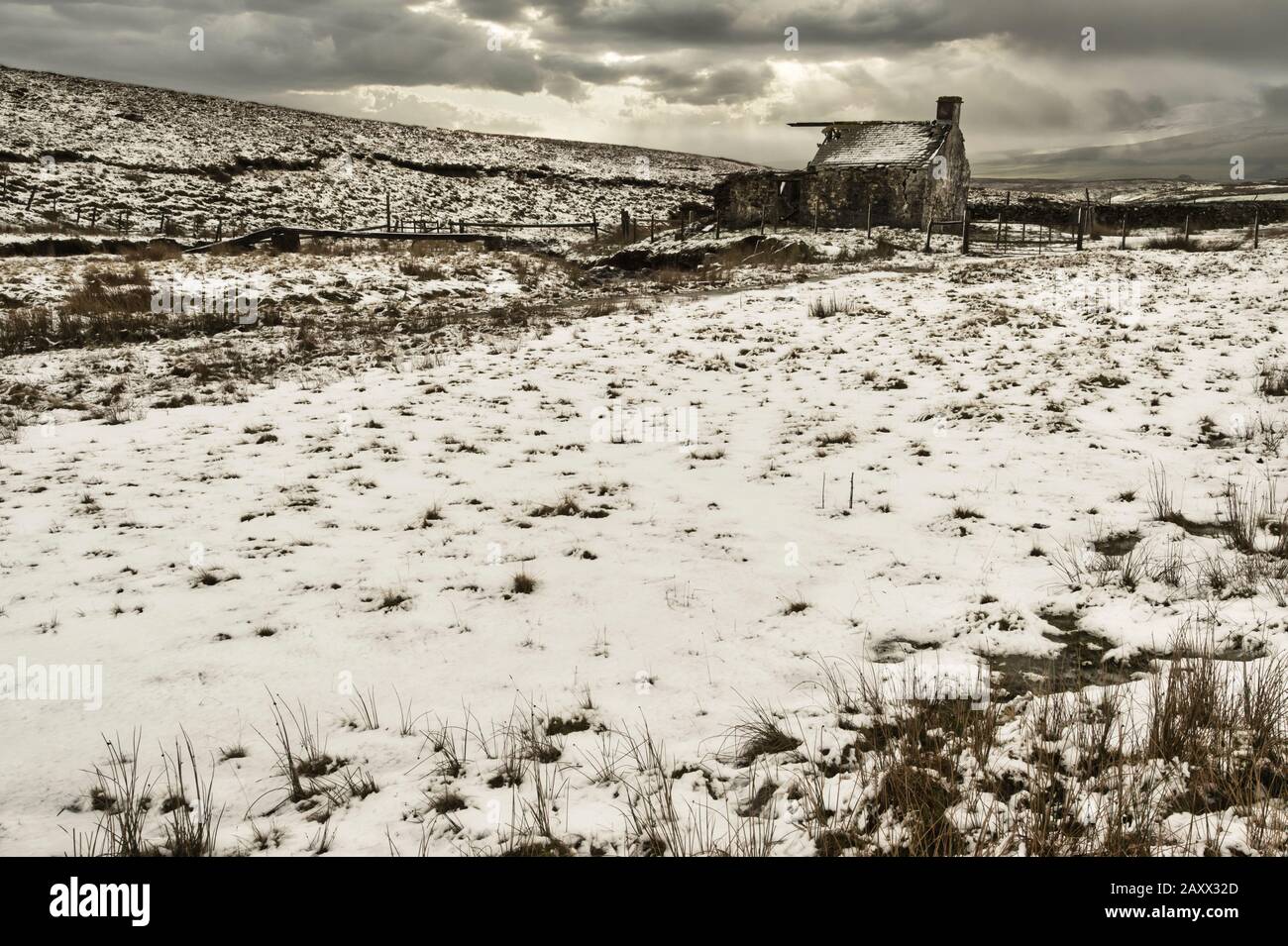 Aspro paesaggio invernale Yorkshire Dales al derelict Gearstones shooting capanna a Ribblehead sulla strada Ingleton Hawes Foto Stock