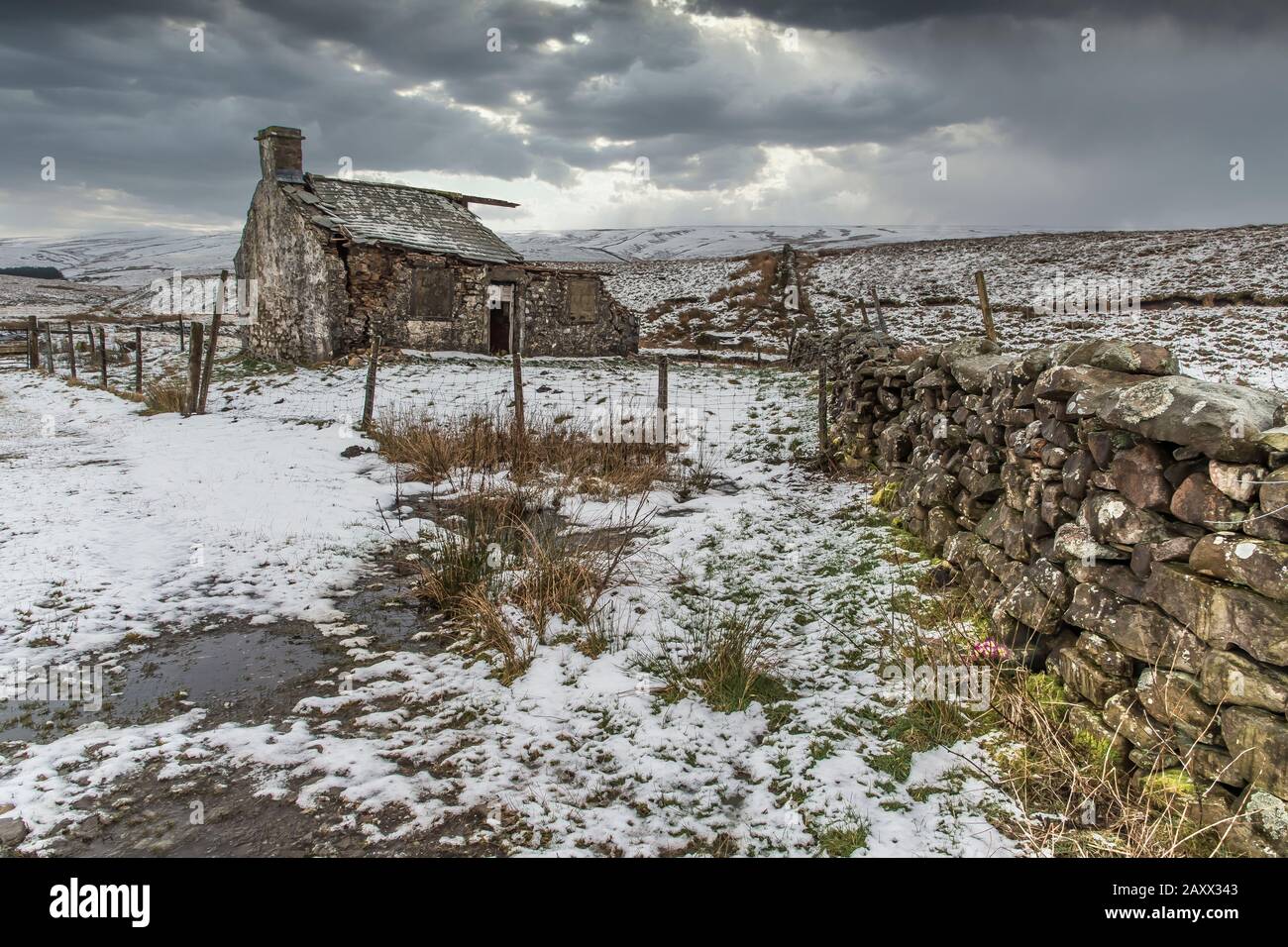 Aspro paesaggio invernale Yorkshire Dales al derelict Gearstones shooting capanna a Ribblehead sulla strada Ingleton Hawes Foto Stock